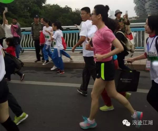 我在三亚步行街买了一双运动鞋