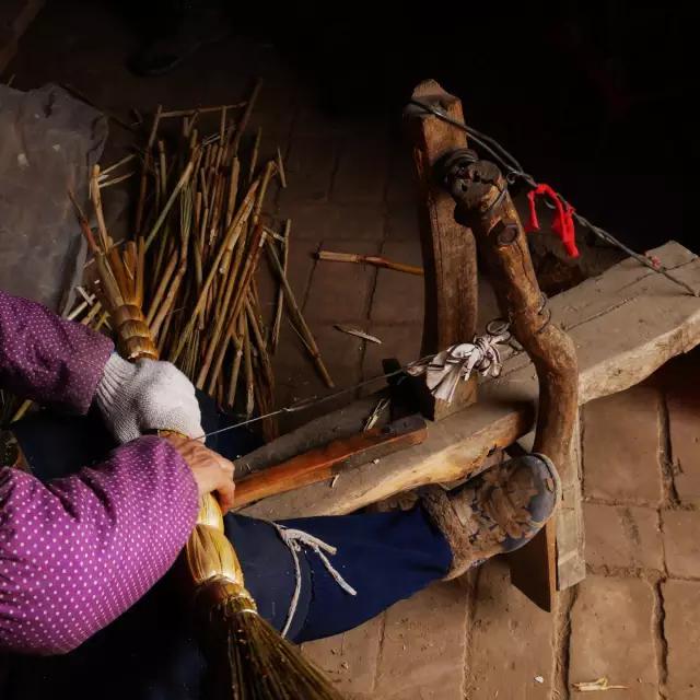 乡村里编竹筐手艺,民间技艺做笤帚