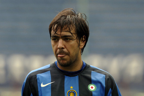 中国男孩40岁了，为挚爱国米降薪3/4，天才一生被伤病摧毁