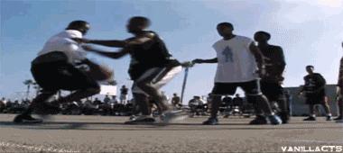 草野球场的年轻人里，总有些逗逼能笑死你