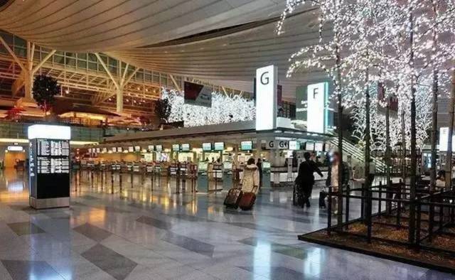 她是一位中国大妈，却带领着700个日本人，扫出了全球最干净机场「精益学堂」2017-7-14第895期