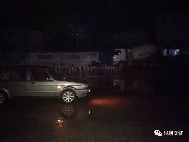 捷达怒怼水泥大罐车被打！到底怎么了！