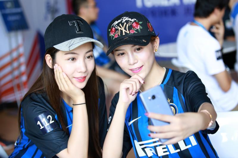 国米美女球迷,国米前锋伊卡尔迪