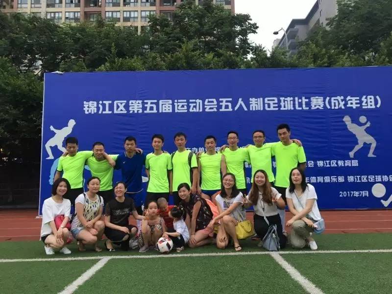 足球少年展风采,看足球的小朋友