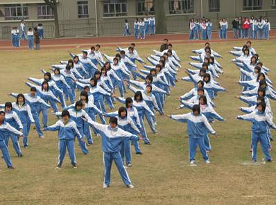 中国的校服和外国的校服对比,外国人眼中的中国校服