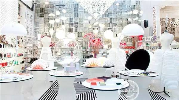 逛翻时装周之米兰站博主把最新款Moschino手机壳给你带回来了！