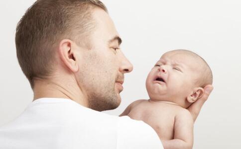 三个月宝宝大口大口吐奶怎么回事,三个月婴儿吃奶粉大口吐奶