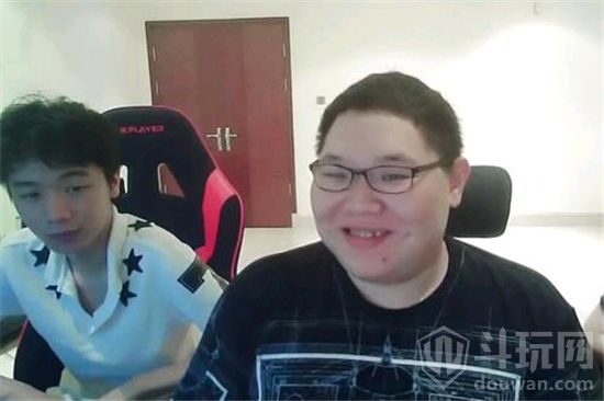 pdd骚猪搬家视频,骚猪pdd坐电脑桌前