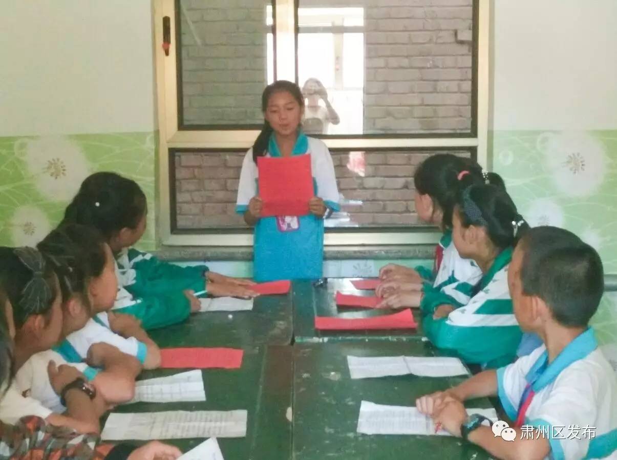 打乒乓球的快乐小朋友,打乒乓球的小朋友背景绘画