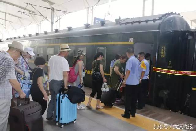 年轻小伙遭遇酒托骗局,年轻小伙遭遇酒托骗局视频