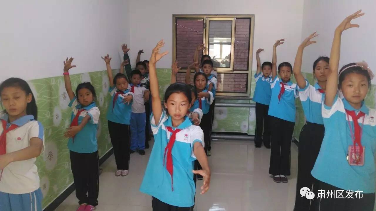 打乒乓球的快乐小朋友,打乒乓球的小朋友背景绘画