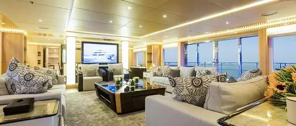 「文化」阿联酋再创新壕举，镶满水晶宝石47米游艇下水