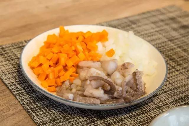 香辣鱿鱼鸡蛋炒饭做法,鱿鱼炒饭鱿鱼怎么炒好吃又嫩