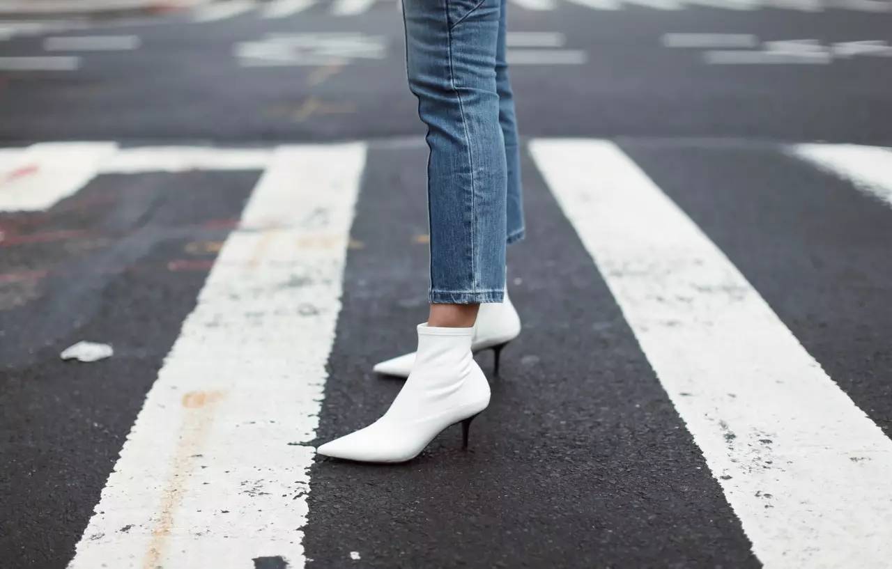 早春上新时髦又洋气的靴子,这个秋天最流行的马丁靴