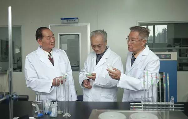 60岁做企业，1座破庙、3亩厂房……被迫卖掉公司后，84岁的他创立“400岁天团”，年赚13亿