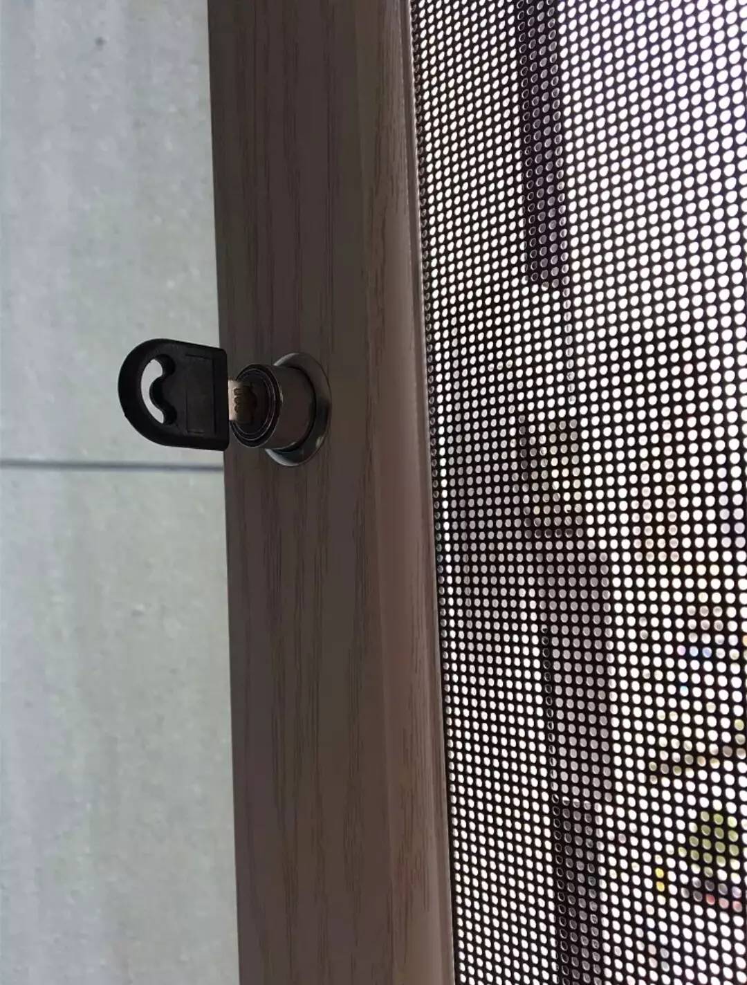 安了防护窗怎么装空调呢,别以为装了防护窗就一定安全