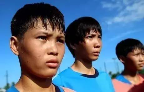 这群15岁就会结婚的女孩，一边捡垃圾一边踢球，竟连续三年勇夺世界冠军