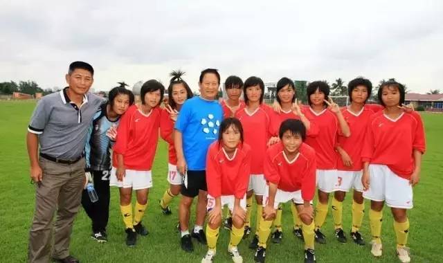 这群15岁就会结婚的女孩，一边捡垃圾一边踢球，竟连续三年勇夺世界冠军