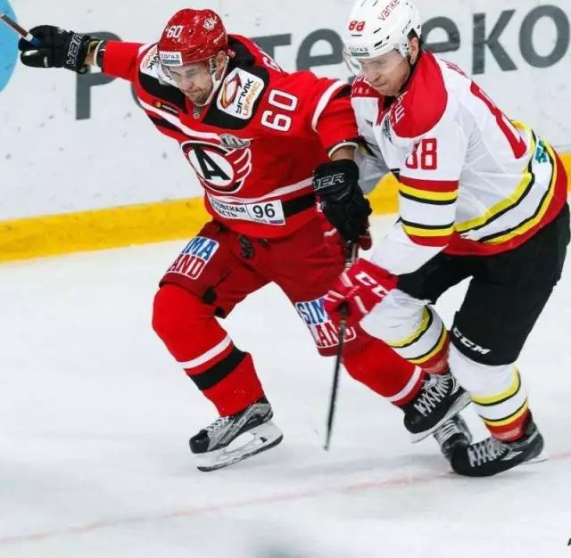 冰球撞肩犯规吗,冰球里的门区越位是什么