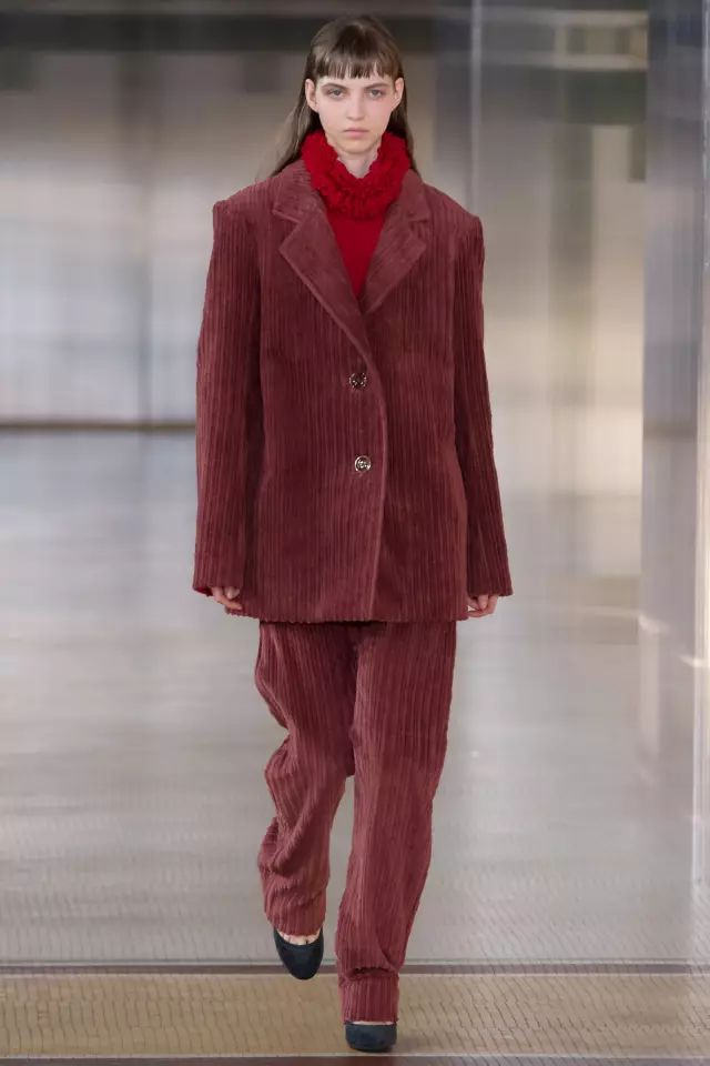 秋冬穿这6个流行色,这5种流行色在冬天穿特显白