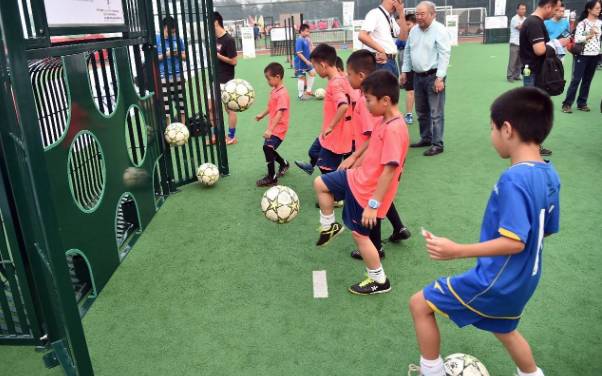 中国足球,从让踢球的人找到球场开始|睡前聊一会儿