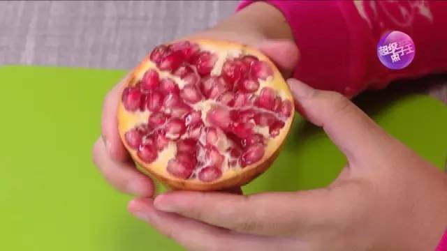 不用刀剥石榴怎么剥更快,怎么用手剥石榴剥得快
