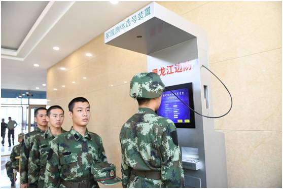 00后军人小哥哥变装,怎么成为帅气的兵哥哥