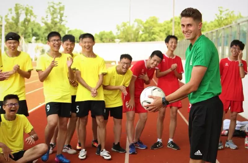 欧冠球队给诺中学生上足球课