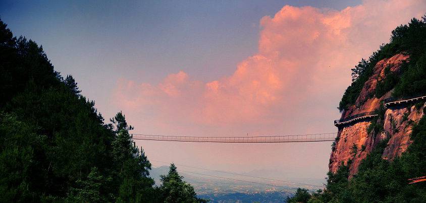 国内刺激的栈道,长假高空玻璃栈道