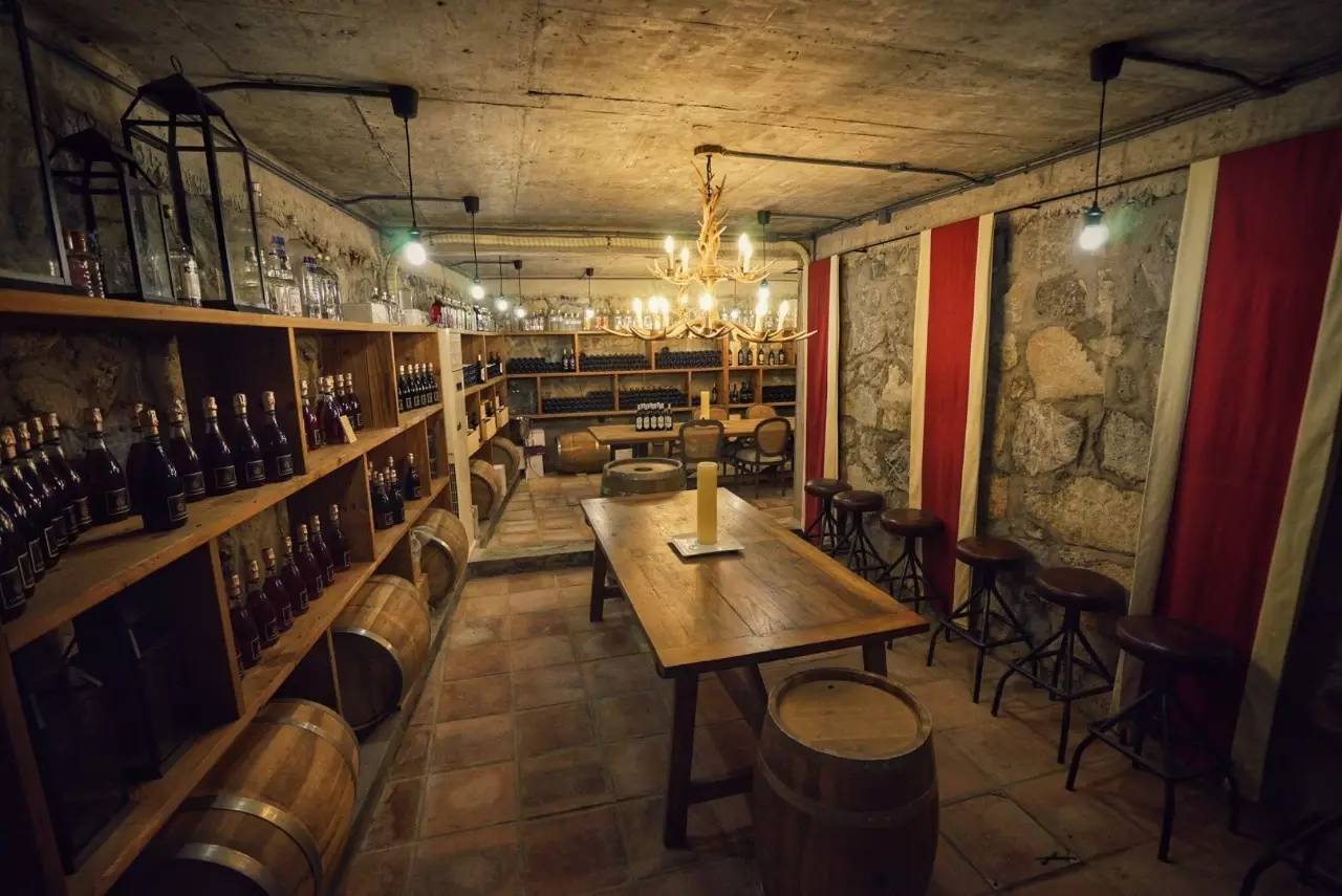 70后文艺大叔跑到这个“会吃福建人”的城市，用花砖、雪茄和伏特加，把废弃的修船厂变成最会撩妹的床