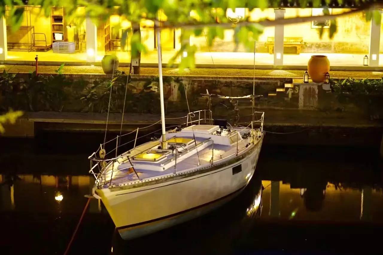 70后文艺大叔跑到这个“会吃福建人”的城市，用花砖、雪茄和伏特加，把废弃的修船厂变成最会撩妹的床