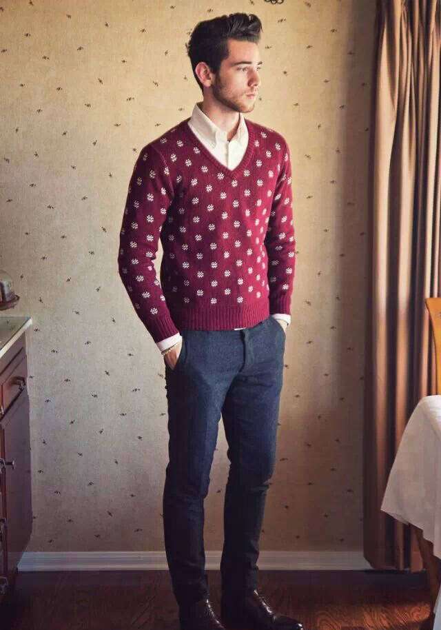 毛衣与衬衫的时髦搭配法,男士圆领蓝色毛衣搭配什么衬衫