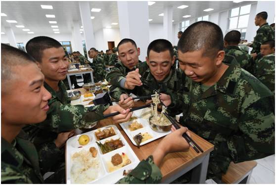 00后军人小哥哥变装,怎么成为帅气的兵哥哥