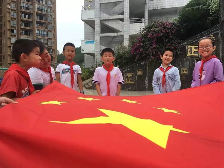 正安一小“喜迎十九大，我向祖国妈妈献礼”秀一秀自己和五星红旗之间发生的故事