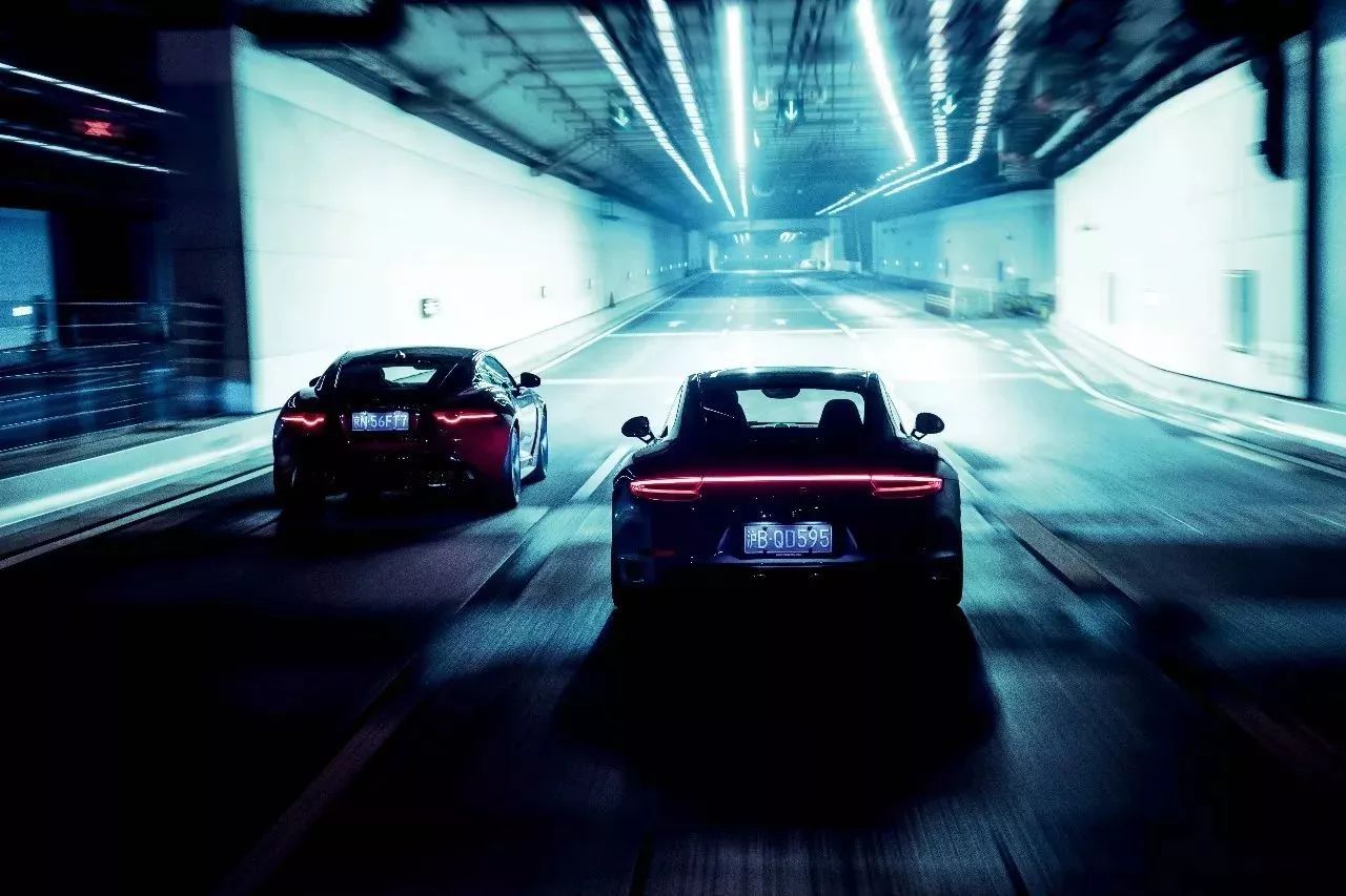 在夜晚开超跑,夜幕来临开车