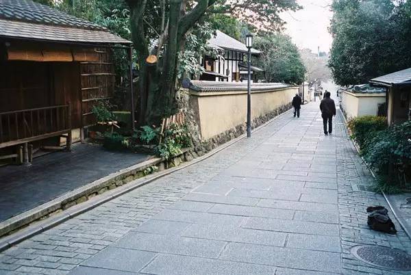 不止眼前的苟且还有远方的苟且,生活不止眼前的苟且还有远方英文