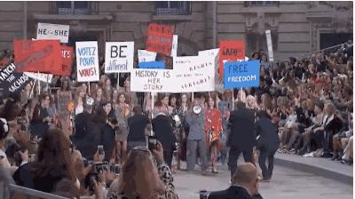 叹为观止！香奈儿把瀑布搬到了大皇宫！猜猜刘雯最近朋友圈发了什么？