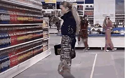 叹为观止！香奈儿把瀑布搬到了大皇宫！猜猜刘雯最近朋友圈发了什么？