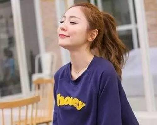 适合脸大脸肉的简单易操作发型,瘦脸额头高发型女2021流行发型