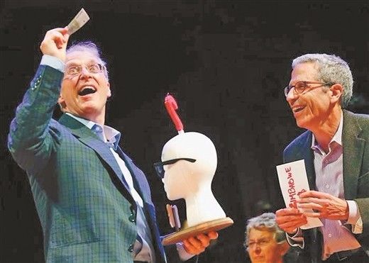 为啥老人耳朵更大，接吻能减轻皮肤过敏？搞笑诺贝尔奖统统为你解答丨周末趣读