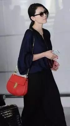 刘雯唐嫣同款小猪包,刘雯背的新款包是什么品牌