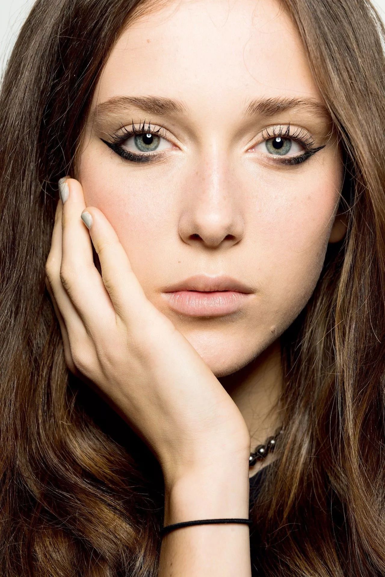 眼线怎么画好看又粗又黑 (看着很野的眼线怎么画)