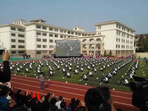 校园|直播点击率过21万:中心小学足球特色震撼来袭