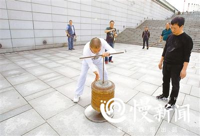 64公斤陀螺王4个壮汉才玩得转