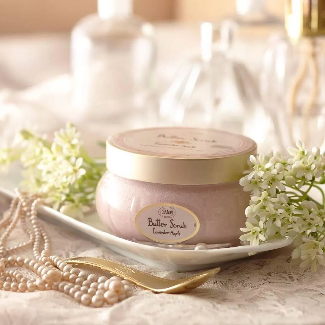 好痒啊！我除了能给你一个痒痒挠，还能给你一瓶身体乳！