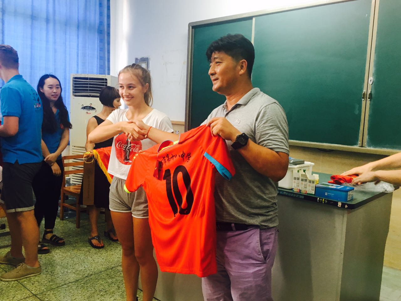 这个闰六月的夏天，成都十八中和德、意两国中学生用一场球赛成了朋友