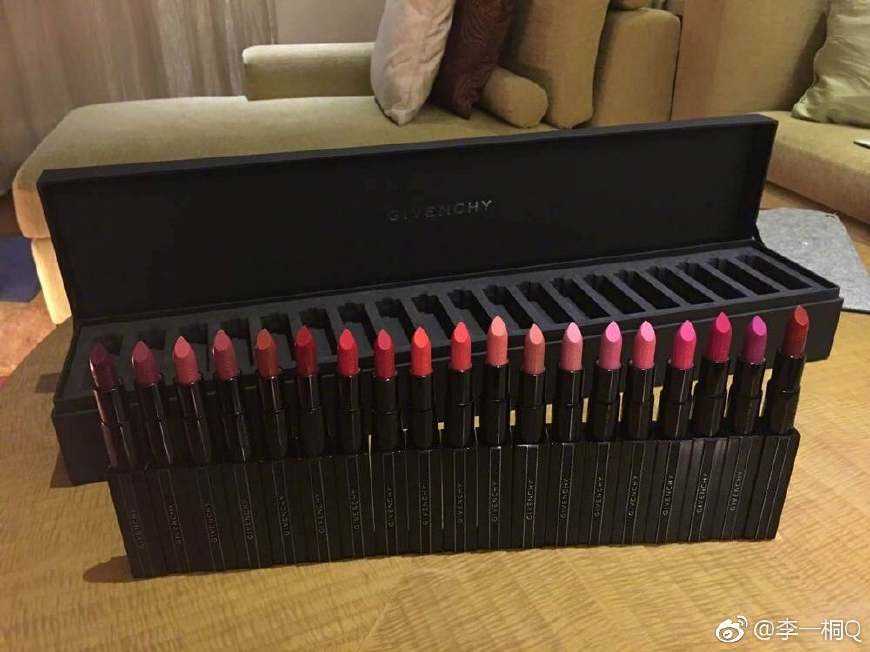 李一桐涂偏黑口红,李一桐唇纹