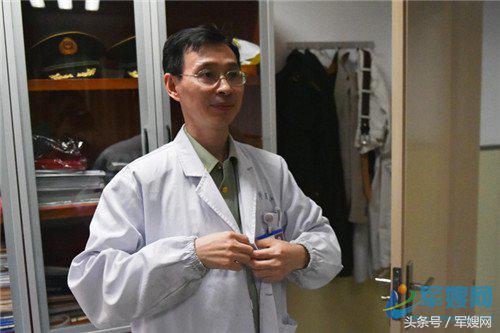 并肩共战的夫妻,并肩作战的战友夫妻