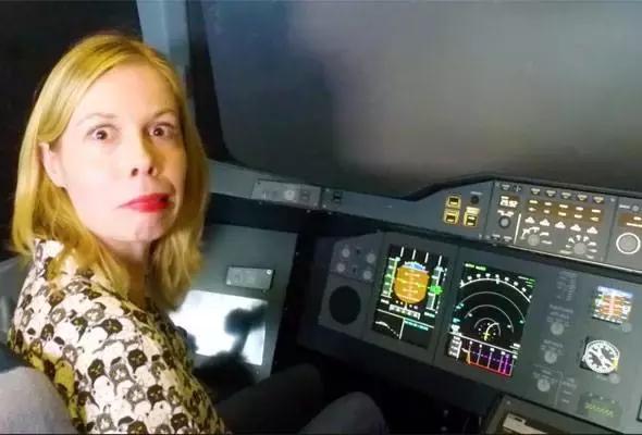 来DubaiMall开飞机啦，世界最大客机A380等你试驾