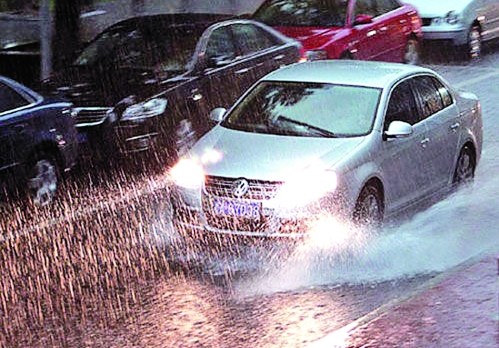 雨天上路必备的五个技巧,新手如何克服雨天开车